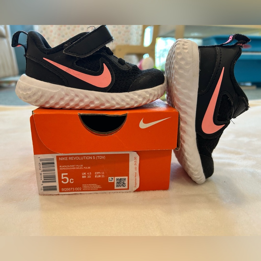 Nike Kids Sneakers - Black and Pink